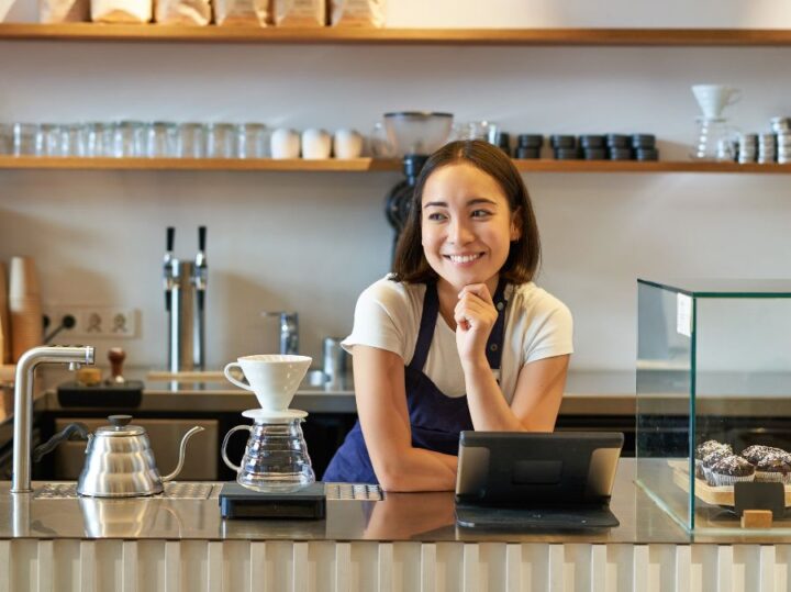 A coffee shop staff use tablet for the modern pos system for the coffee shop industry